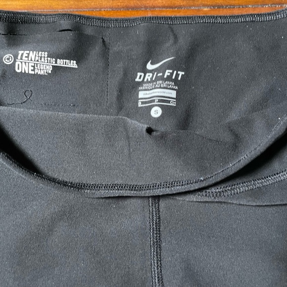 Nike Yoga Work Out Leggings Crop Style size Small - Picture 2 of 4